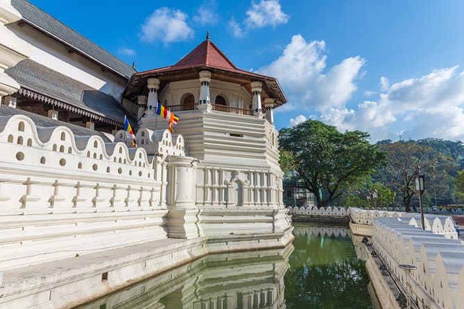 Book Best-Known Temple of the Tooth Visits
