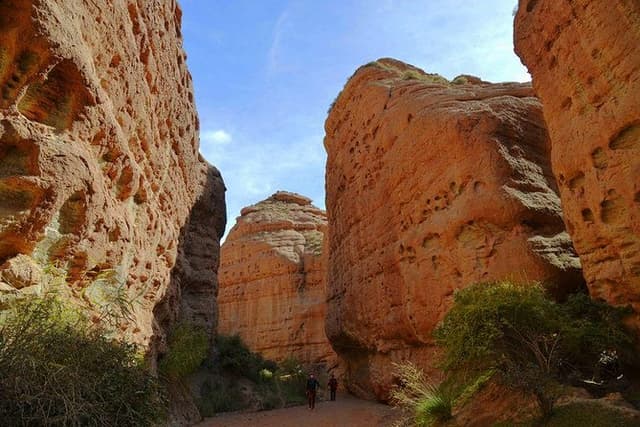 Private Hiking Tour: Pingshanhu Grand Canyon and the Horse Hoof Temple Grottoes