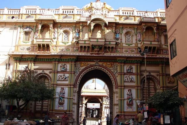 Guided Walk through Old Town Ahmedabad of Unique Pols including Private Transfer