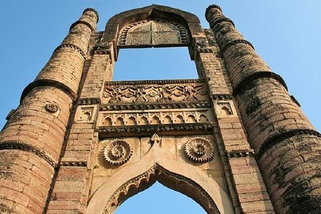Private Day Excursion to Chanderi from Orchha