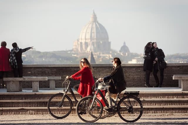 Panoramic Rome Off-the-beaten-track Tour with Cannondale Ebike