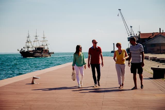 Thessaloniki welcome walk with admission to the archeological museum