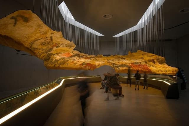 Dordogne Day Tour : Prehistory and The Art of the Caves from Sarlat