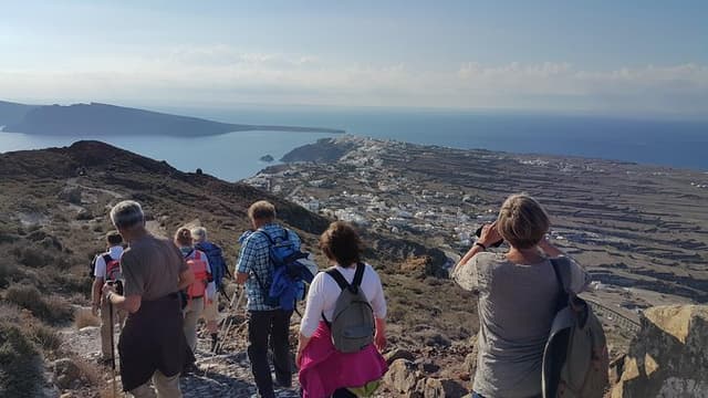 Santorini: 4hr Small Group Caldera Hike from Fira to Oia