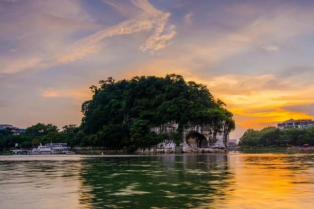 Guilin City Essence Day Tour: Reed Flute Cave, Elephant Trunk Hill and Fubo Hill