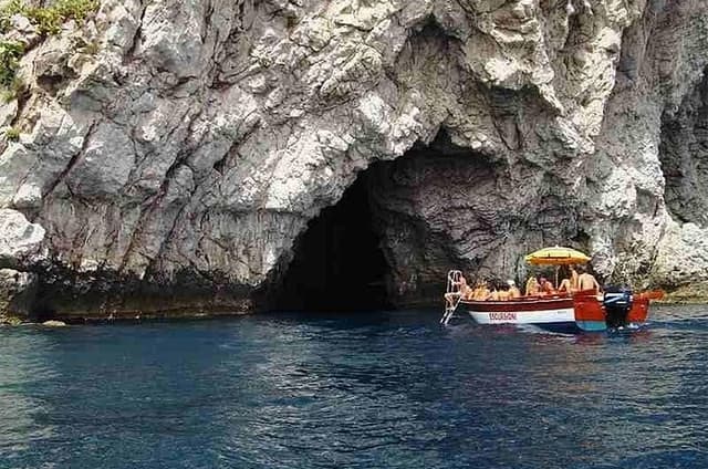 Taormina and Isola Bella Day Tour with Boat Trip from Messina