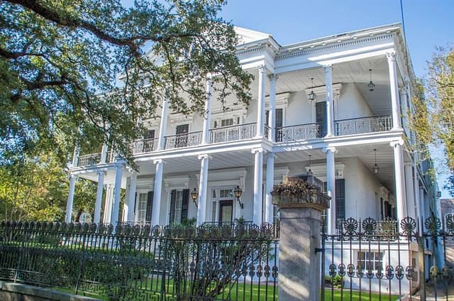 New Orleans Garden District History Walking Tour
