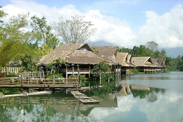 Private Tour: Villa Escudero with Lunch from Manila