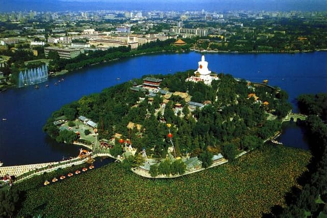 Private Beijing Jingshan Hill, Beihai, and Hutongs with Imperial Lunch/Dinner