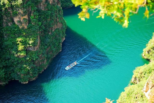 Longqing Gorge and Guyaju Caves Private Day Tour