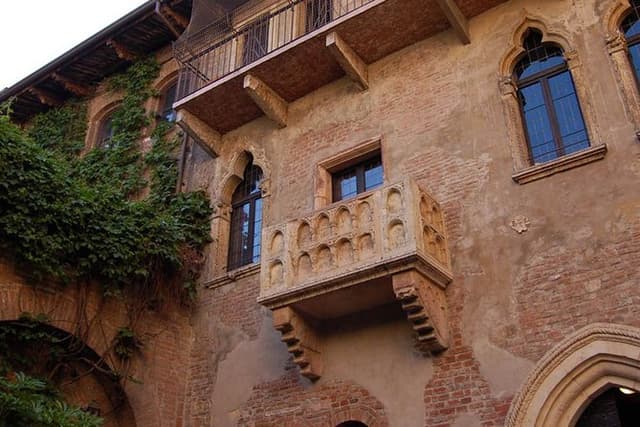 Discover the City of Romeo & Juliet: Walking Tour of Verona