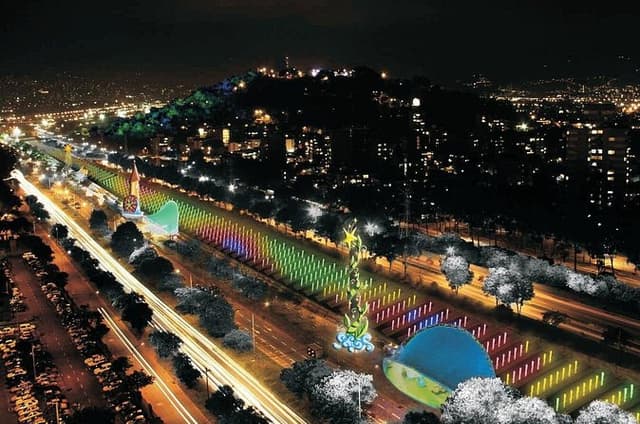 Combo Tour: Street Art, Christmas Lights and Food Tour in Medellin