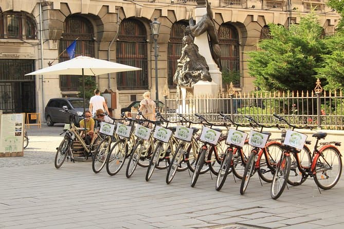 Classic Elegance: Bucharest Vintage Car Sightseeing Tour