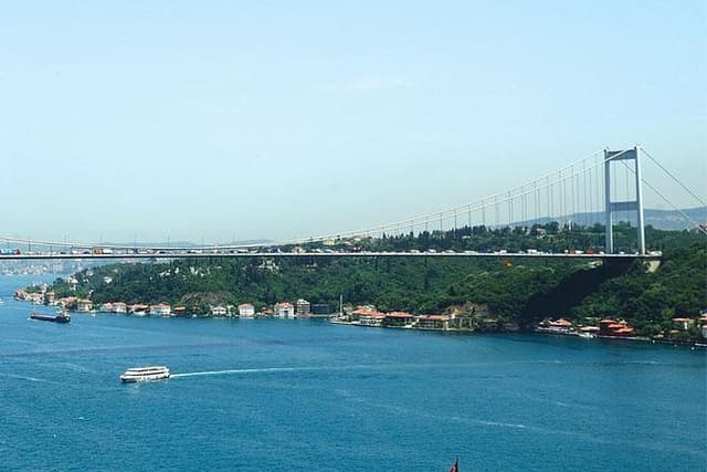 Istanbul Bus and Boat: 5 Hours Guided City Tour & Boat Cruise