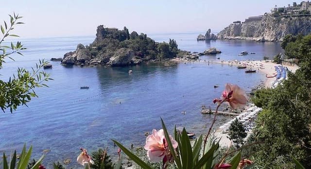 Mount Etna, Lunch in a Winery and Taormina Private Day-Trip from Messina