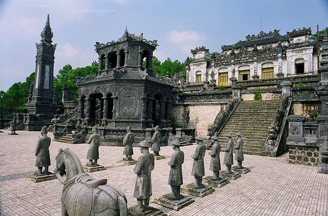 Hue’s Top Attractions by Car with Informative ES Driver