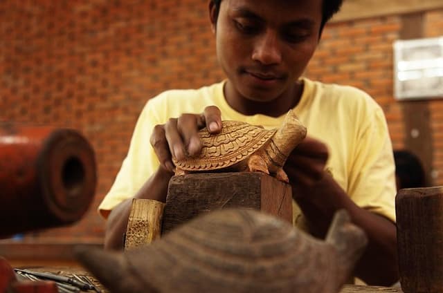 War Museum Wat Thmey and Artisans Angkor Half Day Tour