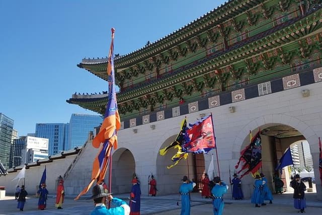 Best Walking Tour to Gyeongbok Palace Bukchon Hanok Village