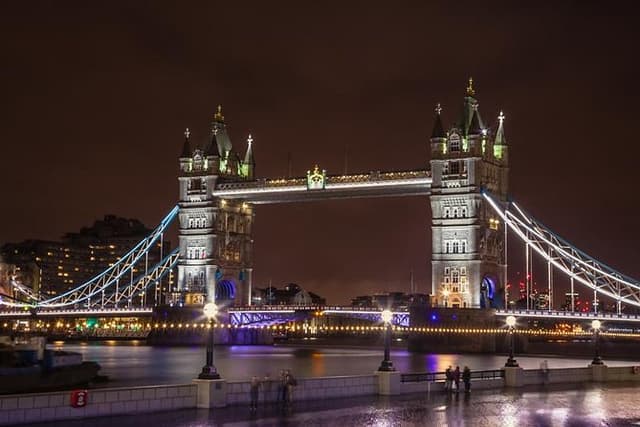Private London Tour: Tower Bridge Night Photography Tour