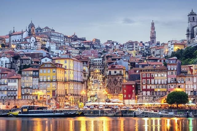 Private Best 4 hours tour of the "Main Monuments" in Oporto