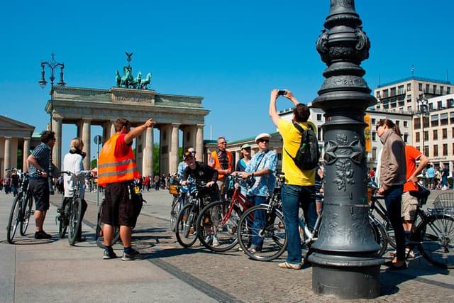 Berlin Highlights Sightseeing Bike Tour 3.5h in Small Groups