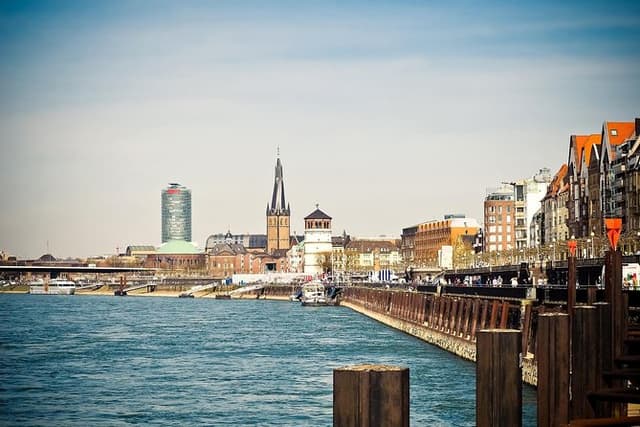 Dusseldorf Essentials: Old Town, Rhine River & Architecture Tour