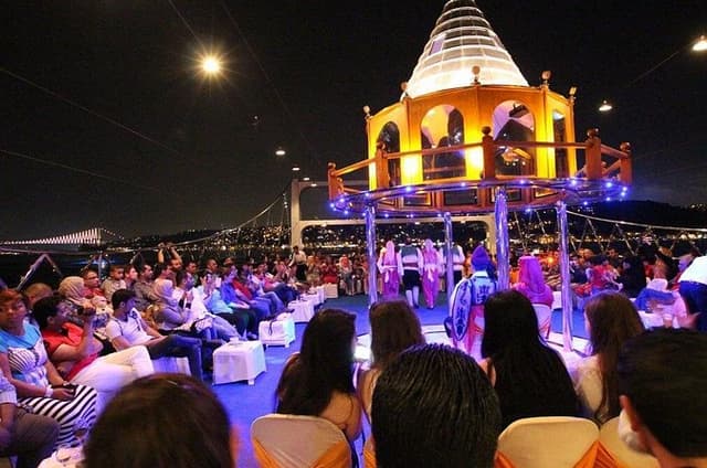 Bosphorus Night Cruise: Dinner, Drinks & Hotel Pickup