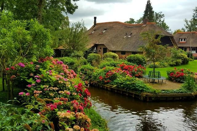 Giethoorn, Zaanse Schans Windmills Guided Day Trip from Amsterdam