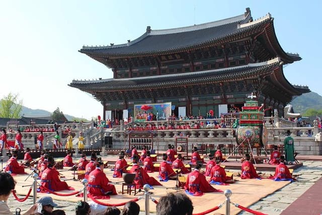 Small-Group Seoul Tour with Gyeongbokgung Palace (hotel pick-up)