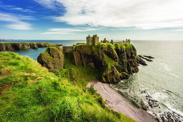 Dunnottar Castle and Royal Deeside Small-Group Tour from Aberdeen