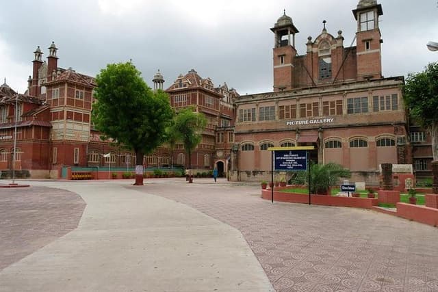 Explore Vadodara And Champaner From Ahmedabad With Lunch