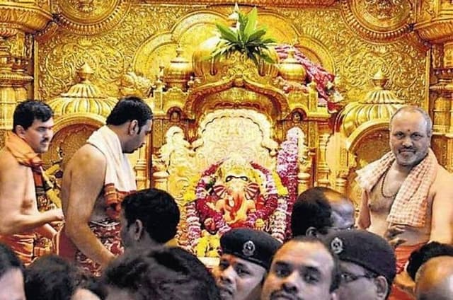 Mumbai : The Spiritual & Colorful Morning Tour