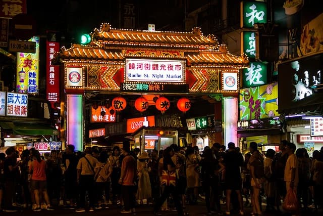Private Taipei Foodie Tour by MRT: Dongmen & Raohe Night Market