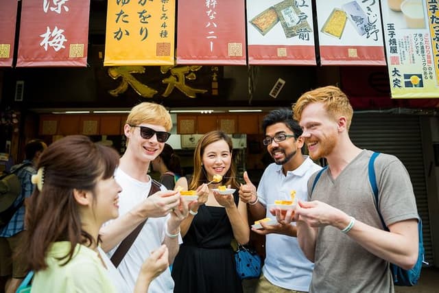 Tokyo Tsukiji Fish Market Food Walking Tour with 5 Tastings
