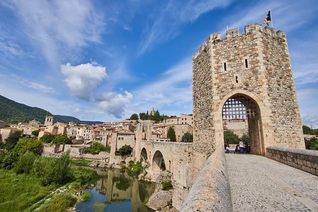 Three Medieval Gems & Local Lunch Private Tour from Barcelona