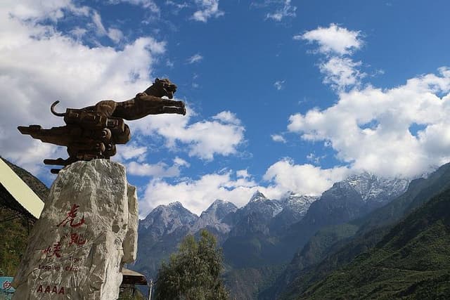 Marvelous Gorge Sightseeing and Photo-Taking From Lijiang