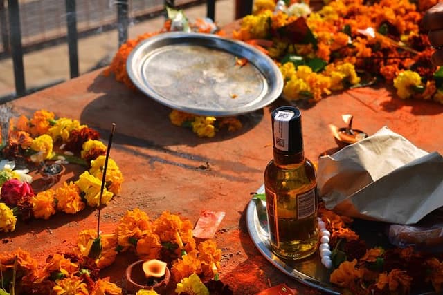 Delhi Liquor Temple & Old Fort tour