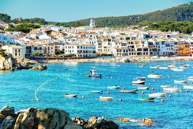 Private Girona Tour Costa Brava & Lunch Experience from Barcelona