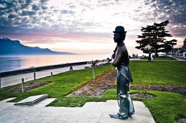 (KTG303) - Winter Montreux, Chillon & Chaplin's World from Geneva