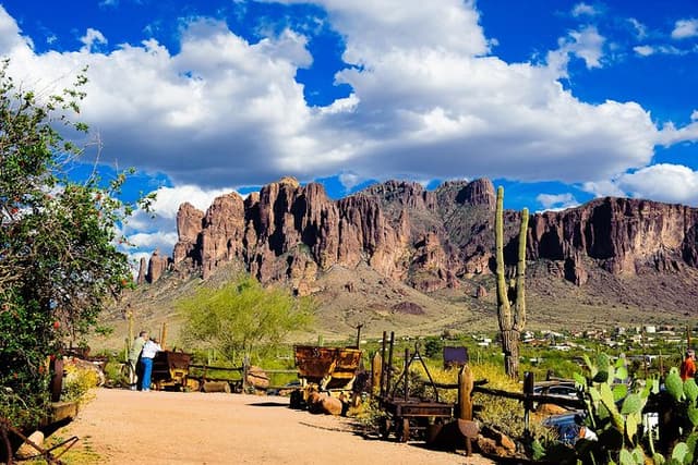 Small Group Apache Trail Day Tour with Dolly Steamboat from Phoenix