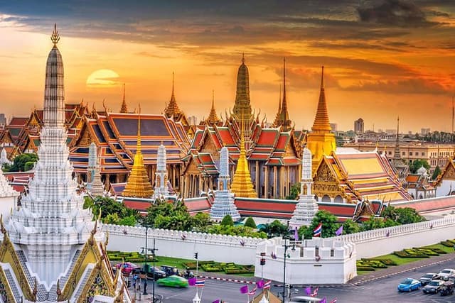 Bangkok Heritage Tour: Grand Palace & Hindu Landmarks with Lunch