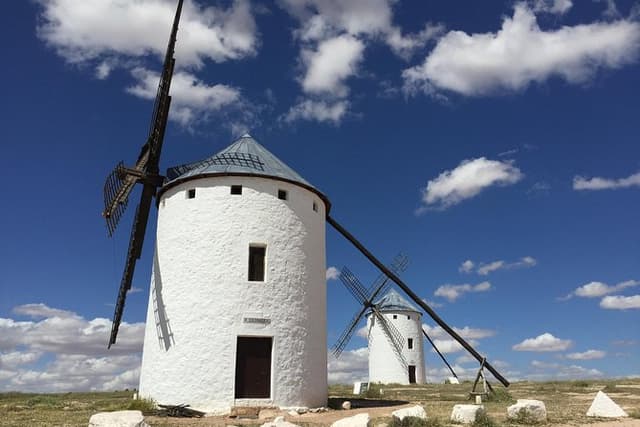 Toledo, Windmills, Winery Small Group Tour with Lunch from Madrid