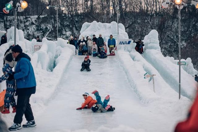 Explore Shikotsu Ice Festival (day tour)