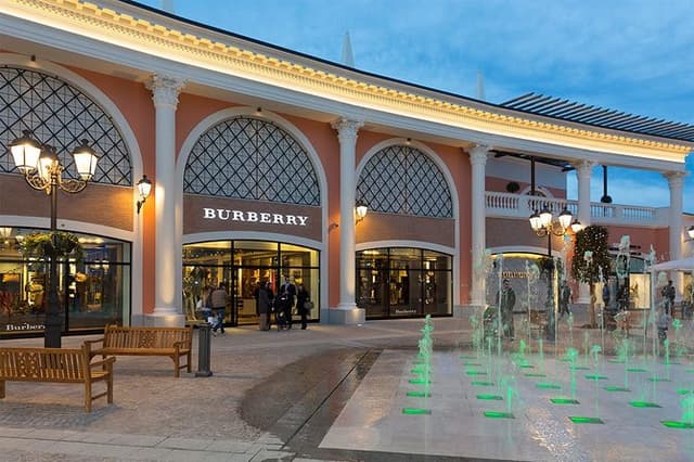 Rome: Castel Romano Outlet Shopping, Semi-Private Day Tour