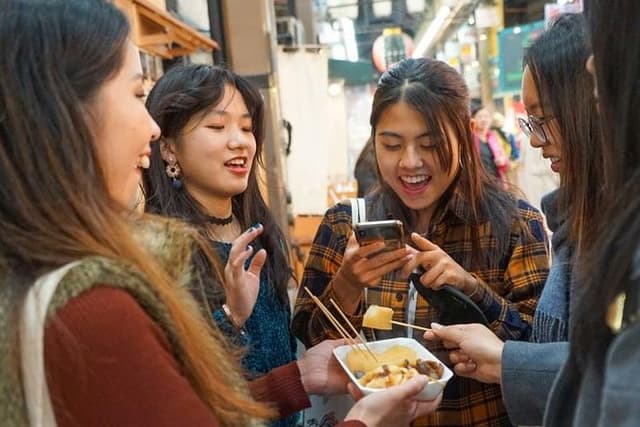 Kuromon Market Food Walking Tour in Osaka (6 stops, 6 tastes)
