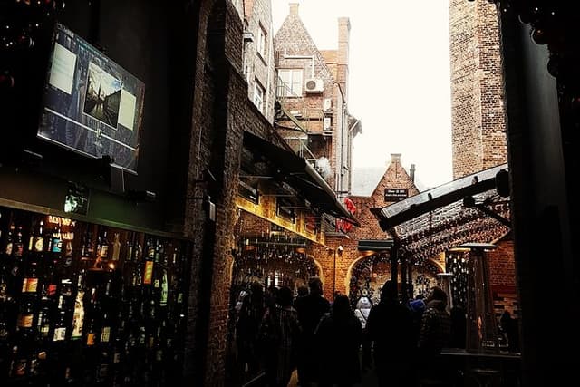 Food tasting & Historical walk