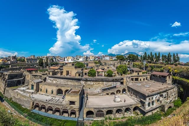 Pompeii, Herculaneum and Winery on Vesuvius with an Archaeologist