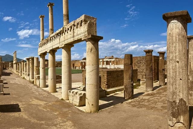 Pompeii-Sorrento-Positano tour from Naples, with licensed guide included