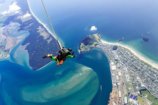 15,000ft Tandem Skydive in Tauranga - Bay of Plenty