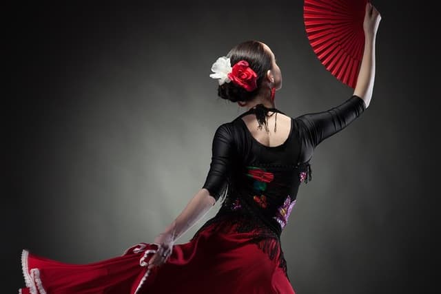 Small Group Barcelona Walking Tour, Flamenco Show & Tapas Dinner